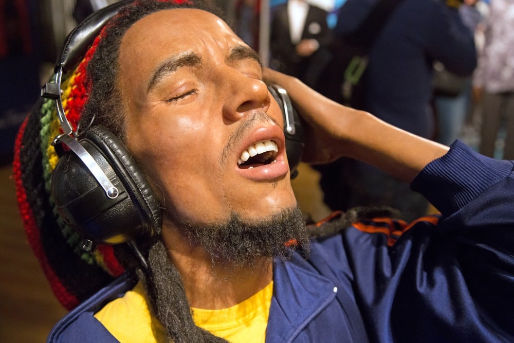 Bob Marley, citations de Bob Marley, inspiration reggae, paroles de Bob Marley, musique et paix, citations célèbres, héritage de Bob Marley, amour et unité, spiritualité, icône du reggae, messages de liberté, influence de Bob Marley, culture Rastafari, philosophie de vie, révolution musicale, légende musicale, paroles mémorables, combat pour la justice, esprit rebelle, paix mondiale, messages d'espoir, sagesse de Marley, icône culturelle, héros du tiers-monde, musique influente.