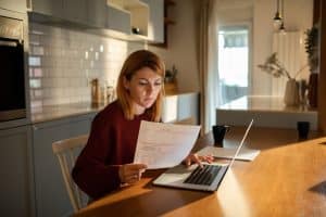 télétravail, effets psychologiques, employés, bien-être, isolement social, stress, anxiété, motivation, productivité, gestion du temps, équilibre travail-vie, santé mentale, routines, communication, espace de travail, ORIENTACTION, épuisement professionnel, soutien psychologique, performance, résilience, ergonomie, supervision, organisation, motivation au travail, impact télétravail.