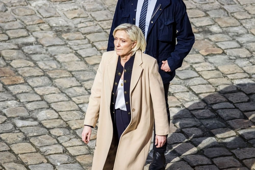 Marine Le Pen, Xavier Bertrand, relation politique, analyse, contrastes, politique française, droite, extrême droite, partis politiques, idéologies, élections, stratégie politique, rivalités, alliances, discours, opinions publiques, impact médiatique, enjeux électoraux, positionnement, personnalités politiques, débats, programmes, histoire politique, perspectives d'avenir, influence sur le paysage politique.