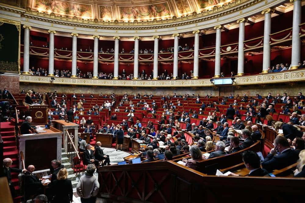 motion de censure, procédure parlementaire, démocratie, gouvernement, assemblée nationale, vote, responsabilité politique, majorité, opposition, crise politique, démission, enjeux législatifs, règles parlementaires, contrôle de l'exécutif, débats parlementaires, institutions, politique française, droits des députés, stabilité gouvernementale, application, exemples historiques, conséquences, stratégies politiques, rapport de force, confiance gouvernementale.