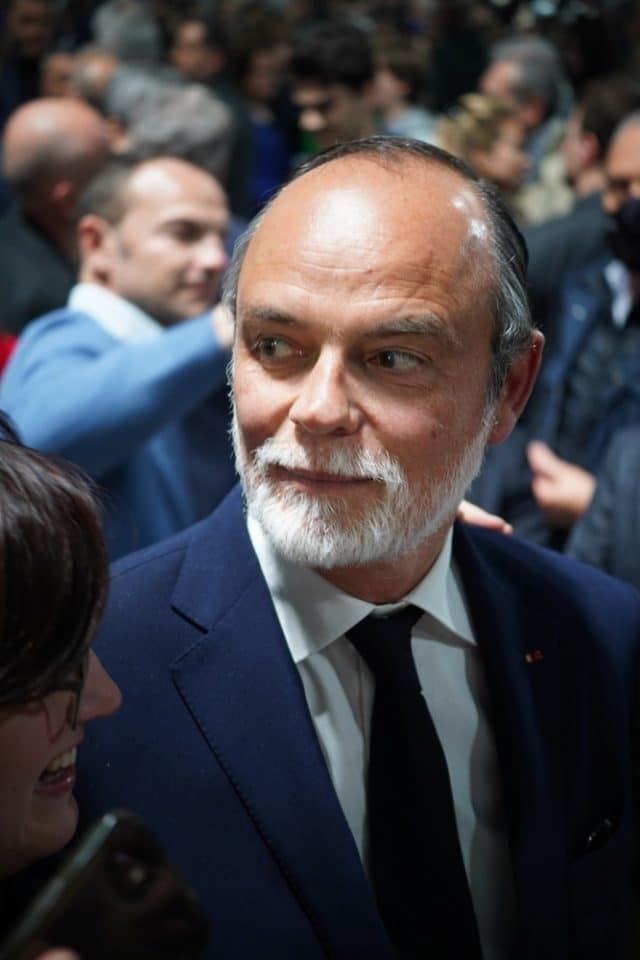 Édouard Philippe, barbe, politique française, image publique, style personnel, apparence, grooming, critique médiatique, médias, communication politique, tendances de mode, perception du public, anecdotes, humour, controverses, soins de la barbe, réaction des électeurs, influence de l'apparence, look professionnel, commentaires en ligne, opinions publiques, mode masculine, entretien de la barbe, personnalité publique, débat sur l'image.