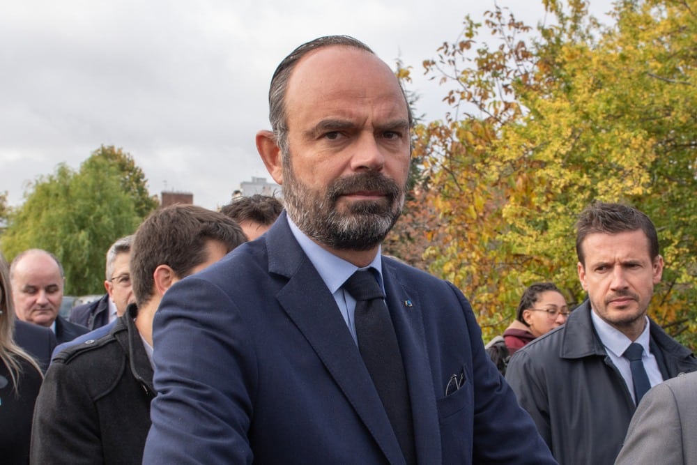 Édouard Philippe, cheveux, politique française, apparence publique, image de marque, coiffure, style personnel, critique, médias, communication politique, perception, personnalité publique, tendances capillaires, politique de l'apparence, image médiatique, anecdotes, humour, controverses, soins capillaires, buzz médiatique, vie personnelle, réaction du public, commentaires en ligne, influence de l'apparence, look professionnel.