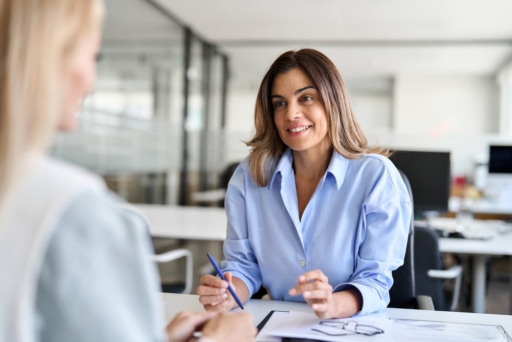 consultant en outplacement, rôle, accompagnement, transition professionnelle, reconversion, coaching, recherche d'emploi, bilan de compétences, stratégie de carrière, soutien, ressources humaines, conseils, préparation aux entretiens, développement personnel, évaluation des compétences, plan d'action, gestion du changement, employabilité, communication, objectifs, formation, services, analyse des besoins, leadership, impact.