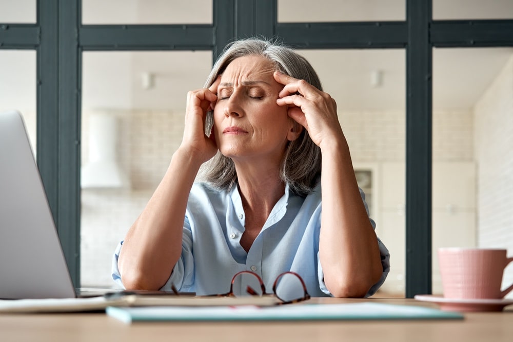 maux de tête, types de maux de tête, guide complet, céphalées, migraine, douleur, symptômes, causes, traitement, prévention, migraine chronique, migraine avec aura, céphalée de tension, céphalée en grappes, diagnostic, facteurs déclenchants, remèdes, médicaments, thérapies alternatives, gestion de la douleur, habitudes de vie, qualité de vie, consultation médicale, éducation sur la santé.