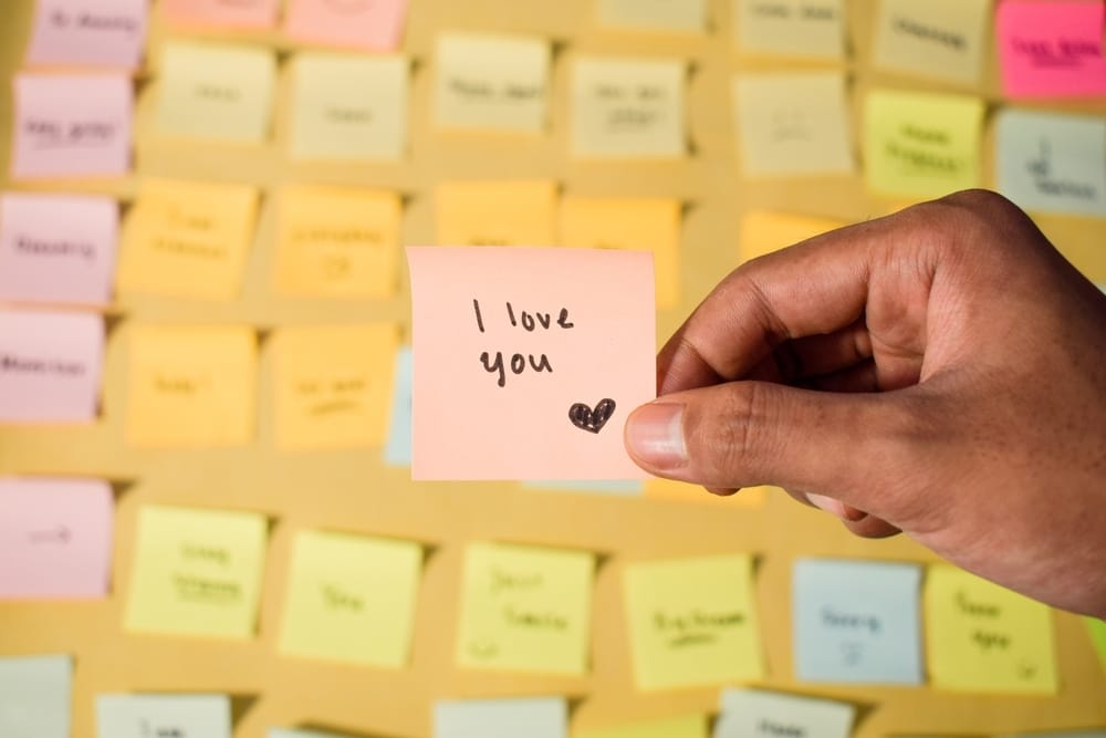 mots doux, post-it, exemples, partenaire, amour, romance, surprise, motivation, tendresse, affection, créativité, messages, encouragement, quotidien, petites attentions, bonheur, relation, communication, émotions, écriture, personnalisation, positivité, geste, luminosité, inspiration.