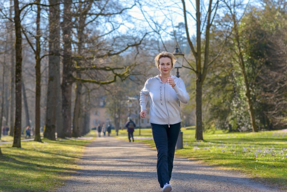 perdre du poids, marcher, promenades quotidiennes, exercice, activité physique, santé, bien-être, métabolisme, calories brûlées, routine quotidienne, motivation, endurcissement, conseils de marche, objectifs de fitness, tonification, cardio, équilibre, fitness, plan d'entraînement, style de vie actif, habitudes saines, environnement, amélioration de la condition physique, transformation corporelle, marche rapide.