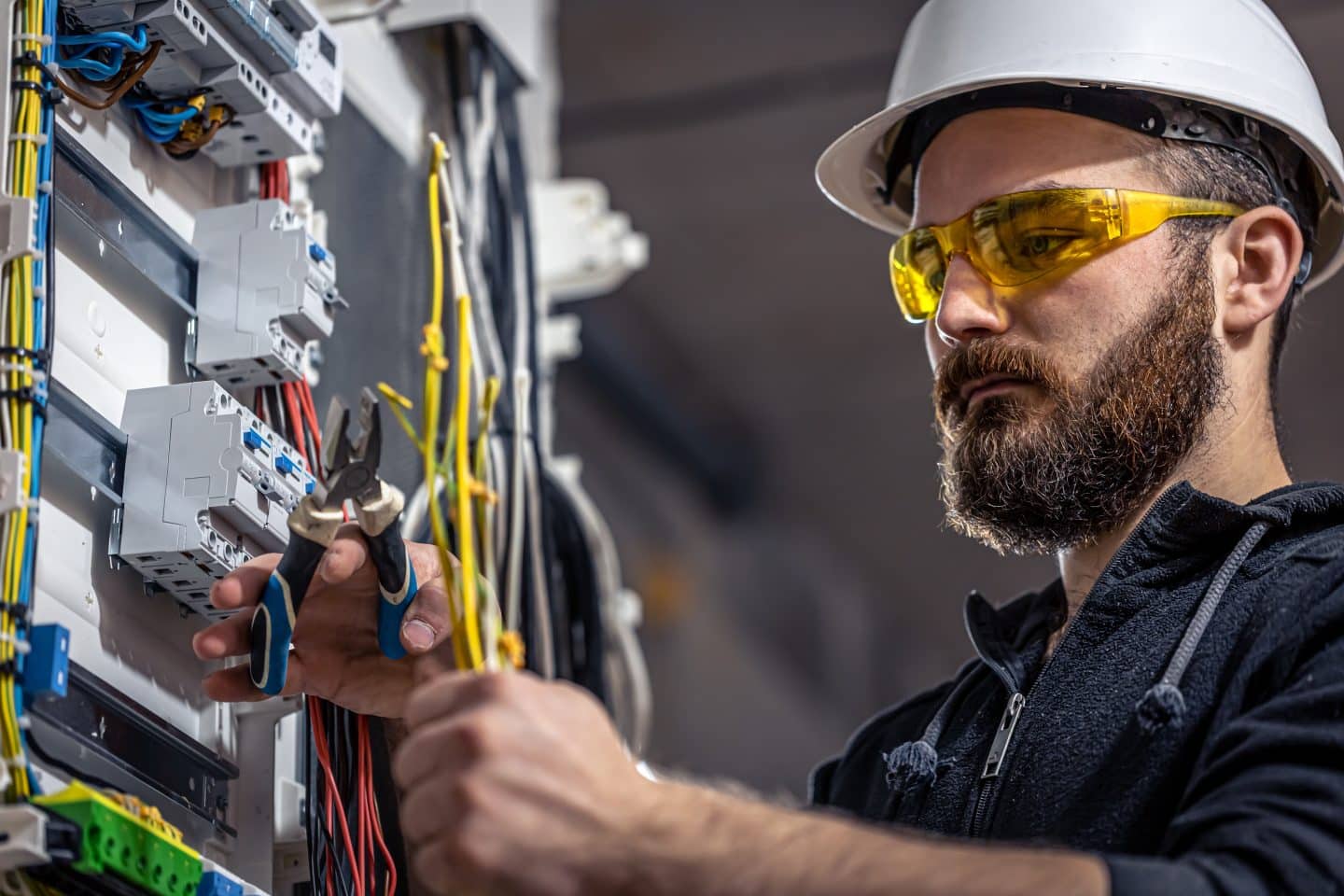 électricien, métier de l'électricité, fiche métier électricien, installation électrique, câblage, électricité bâtiment, maintenance électrique, sécurité électrique, dépannage électrique, réseaux électriques, courant fort, courant faible, compétences électricien, tableau électrique, circuits électriques, domotique, éclairage, norme électrique, énergie renouvelable, formation électricien, emploi électricien, travaux électriques, diagnostic électrique, installation domotique, schéma électrique, électricité industrielle.