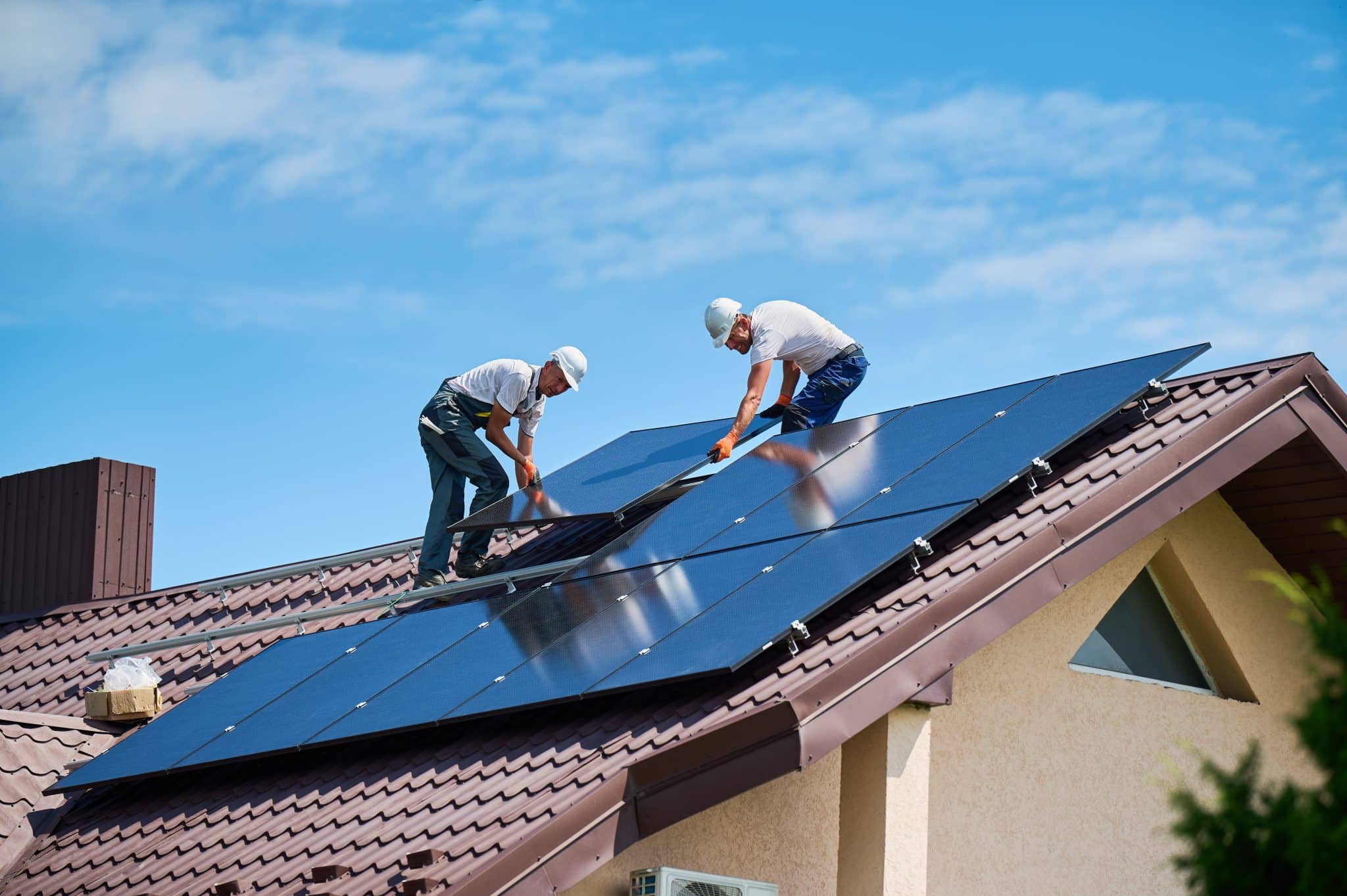 installateur de panneaux photovoltaïques, métier des énergies renouvelables, fiche métier installateur, énergie solaire, panneaux solaires, installation photovoltaïque, compétences techniques, électricité, transition énergétique, environnement, installation solaire, maintenance photovoltaïque, onduleur, système électrique, énergie verte, chantier solaire, toiture solaire, développement durable, énergie propre, emploi installateur, installation en hauteur, rendement énergétique, écologie, formation photovoltaïque, énergie renouvelable, innovation énergétique.