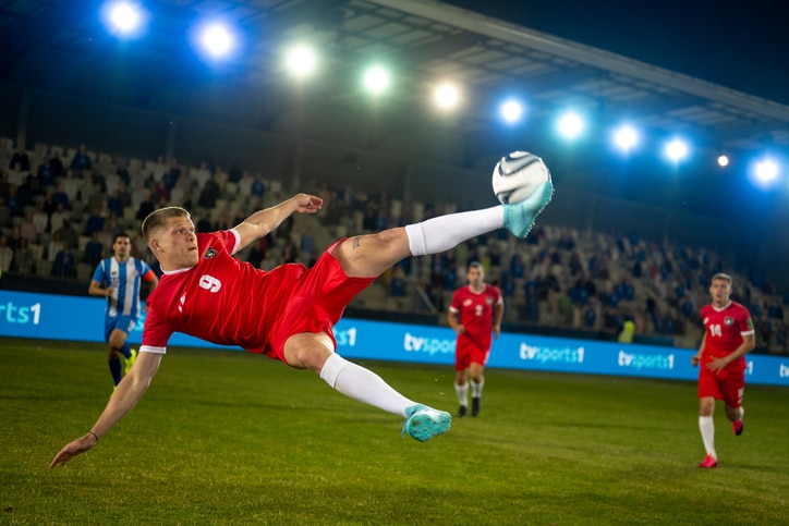 footballeur, métier du sport, fiche métier footballeur, joueur de football, carrière sportive, compétition, entraînement sportif, match de football, club de football, équipe professionnelle, ligue de football, performance athlétique, préparation physique, tactique de jeu, endurance, esprit d’équipe, technique de jeu, championnat, défenseur, attaquant, milieu de terrain, buteur, formation sportive, coach sportif, carrière internationale, passion du football.